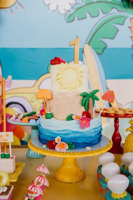 Bolo de aniversário decorado com cores alegres